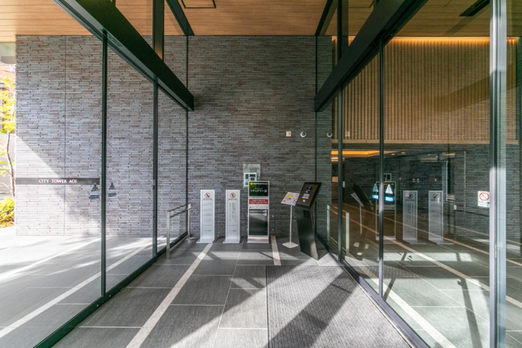 シティタワー葵のエントランス